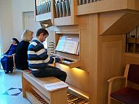 2 Christoph Karall an der Orgel
